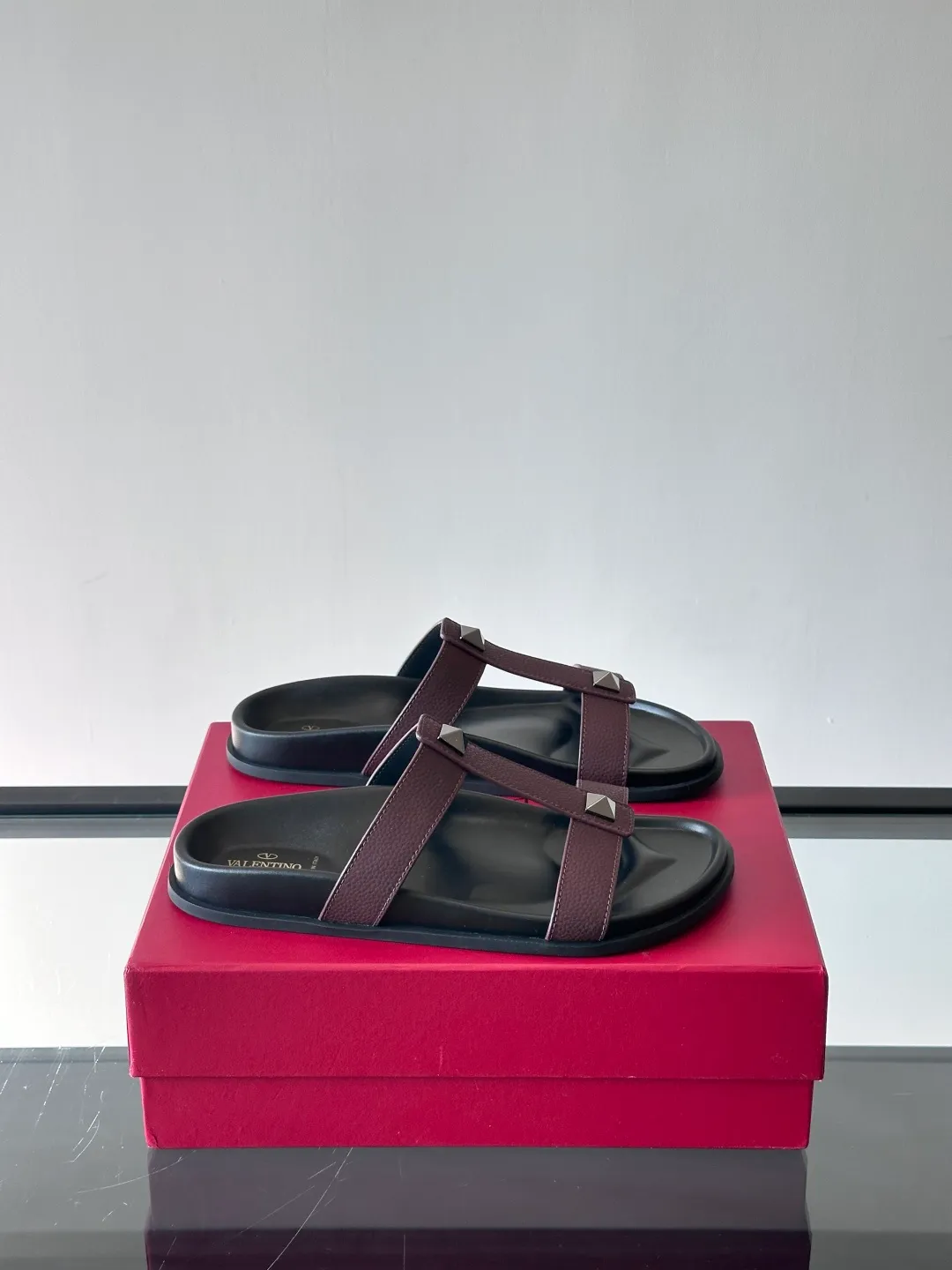 Men's shoes 💰p320 "VALENTINO" Valentino Men's 🧍‍♂️ Spring and summer new style metal rivet flat slippers, elegant sandals, the same style worn by celebrities, original molding, imported calfskin. Rubber outsole. Soft and durable, full set of counter packaging size: 39-44 (customized at 38.45.46)